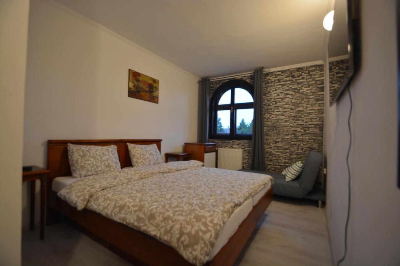 Gala - Guesthouse Орадеа Екстериор снимка